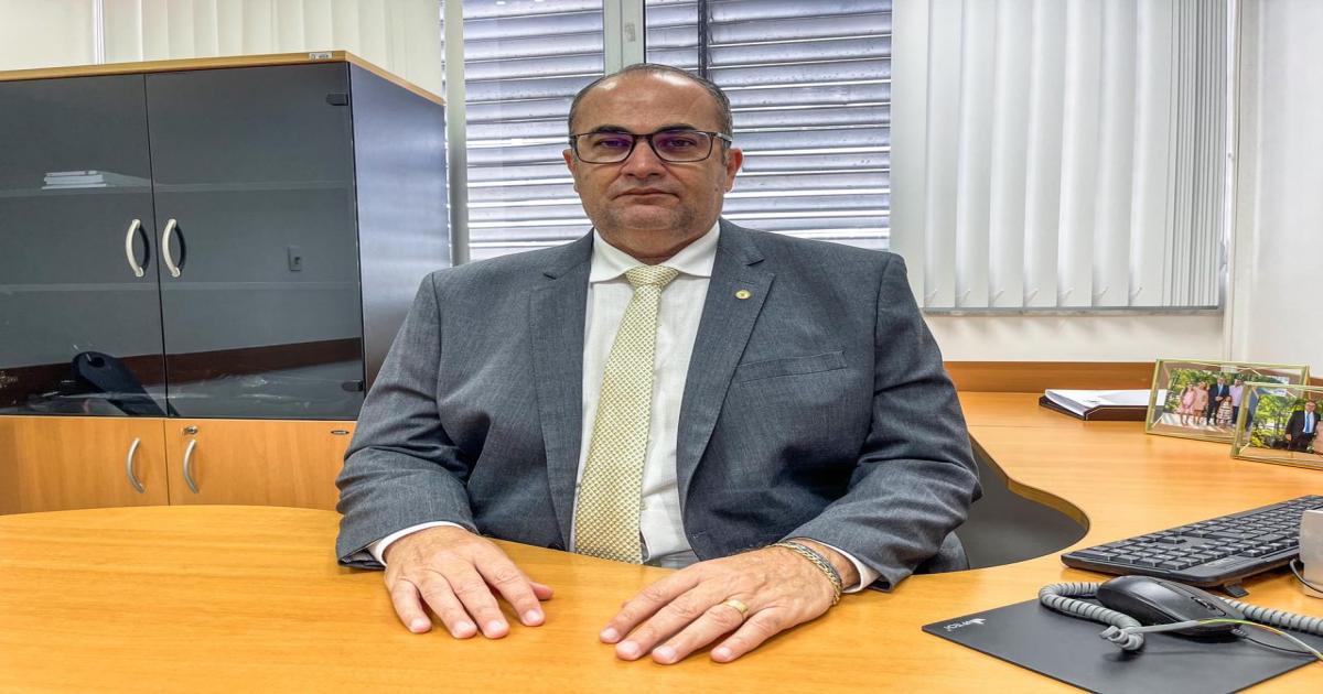 Deputado Hassan homenageia bispo da Diocese de Jequié com a Comenda 2 de Julho