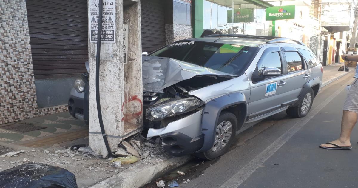 Motorista de aplicativo bate em poste e fica ferido em Jequié