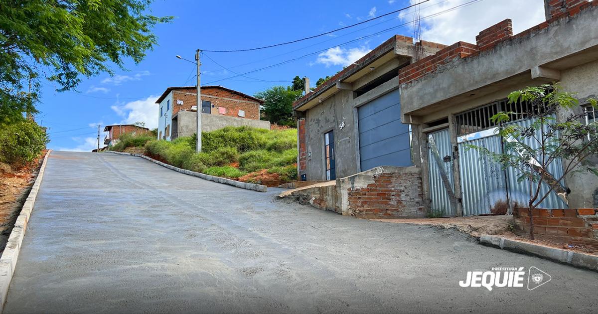 Após décadas de espera, moradores da Rua Doutor Flávio Guedes recebem obras de pavimentação executadas pela Prefeitura de Jequié