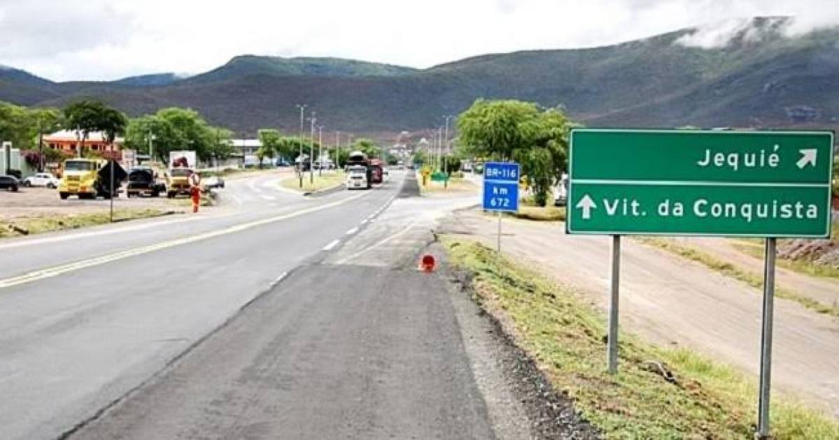 Queda de torre interdita a BR 116 e deixa Jequié sem energia