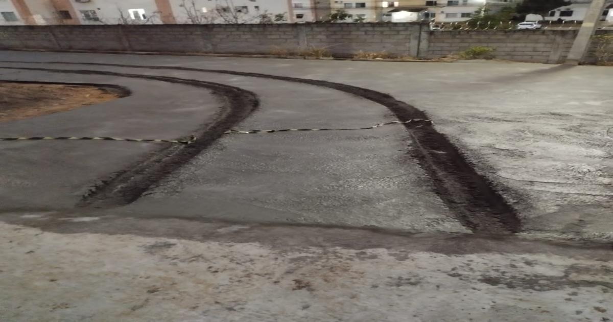 Carro de aplicativo danifica rua pavimentada no bairro Recando dos Pássaros