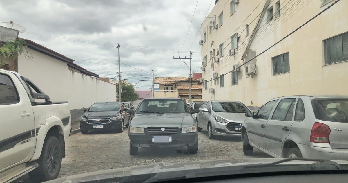 Falta de sinalização deixa rua intransitável no centro de Jequié