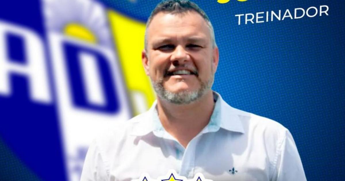 ADJ anuncia Gabardo Júnior como técnico para o Baianão 2024. O treinador foi auxiliar de Renato Gaúcho no Grêmio
