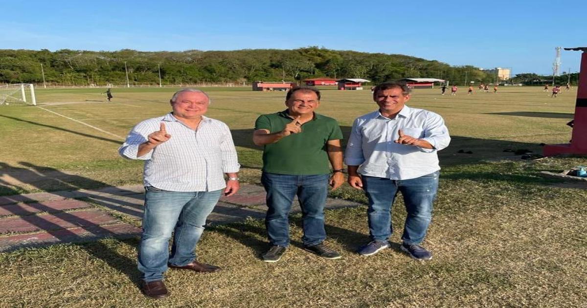 Presidente Leur Jr. visita instalações do Esporte Clube Vitória e destaca possível parceria