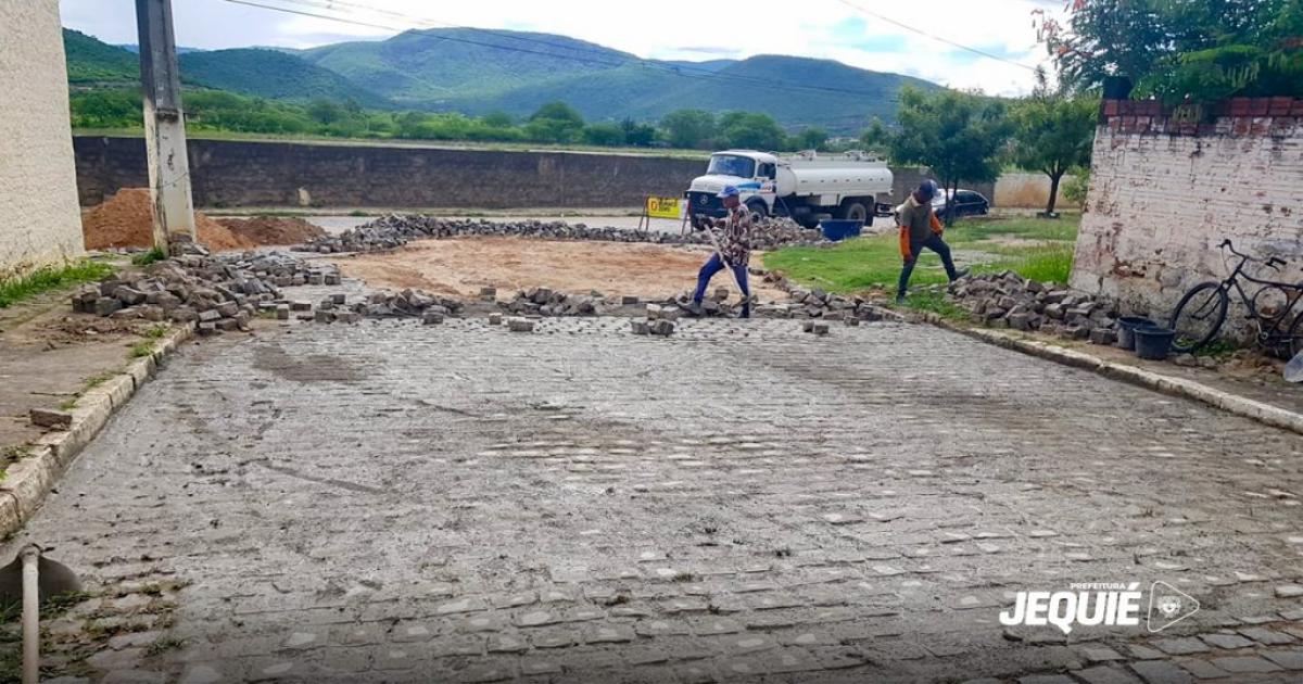 Prefeitura de Jequié realiza serviços de infraestrutura nas vias públicas atingidas pelas enchentes