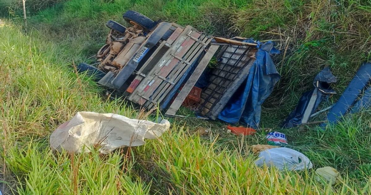Picape de bonequeiros capotou na BA 547 em Jequié, 5 ficaram feridos
