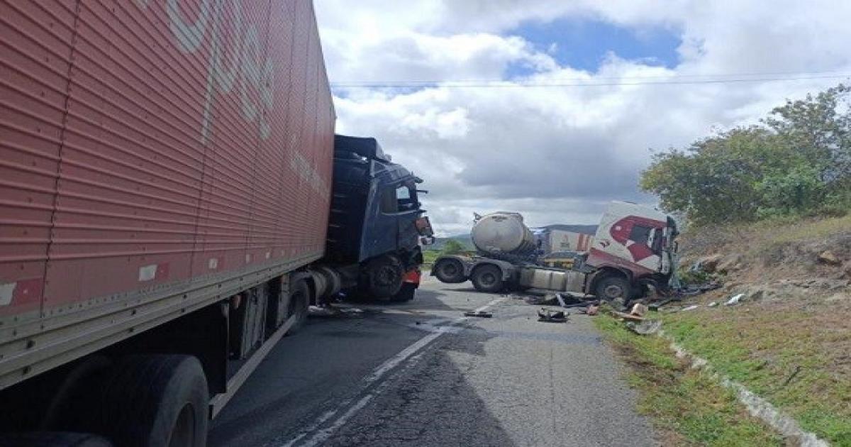 Motorista embriagado faz ultrapassagem em local proibido, provoca acidente e acaba preso na BR 116 em Jequié