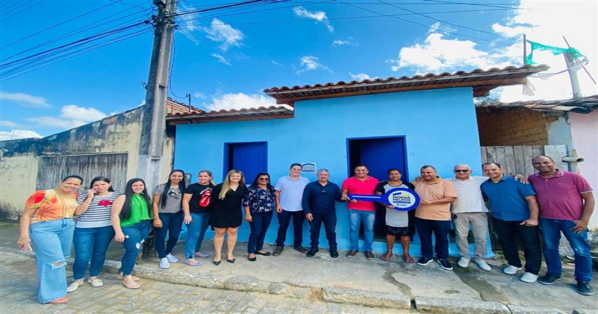 Prefeito Marcelo Pecorelli entrega mais 8 casas reformadas pelo Morar Melhor