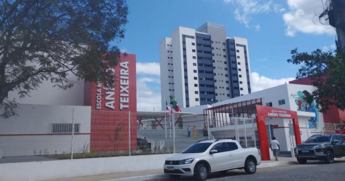 Jequié: Prefeito Zé Cocá entregou a nova escola Anízio Teixeira