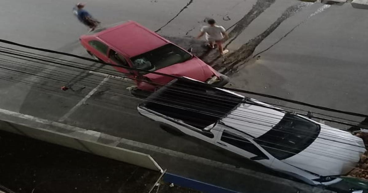 Dois homens foram flagrados fugindo do local após acidente na Praça da Bandeira