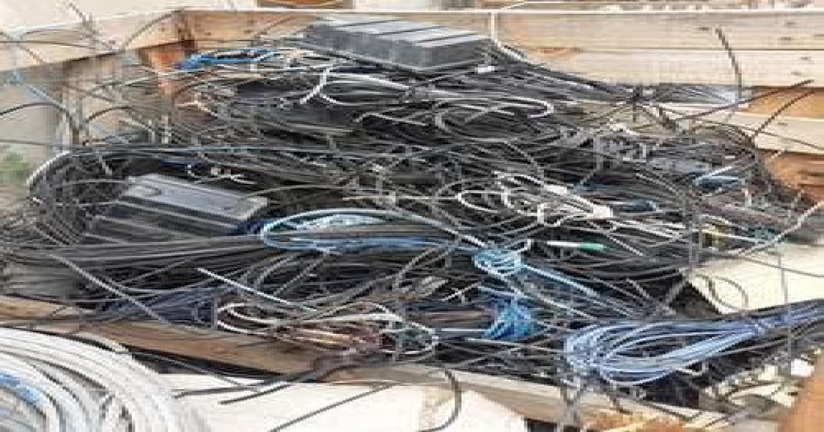 Neoenergia Coelba remove cerca de 500 quilos de fios de internet irregulares em Jequié