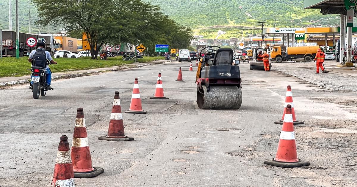 Após reivindicação do Prefeito Zé Cocá, Via Bahia inicia recuperação das vias laterais da Cidade Nova