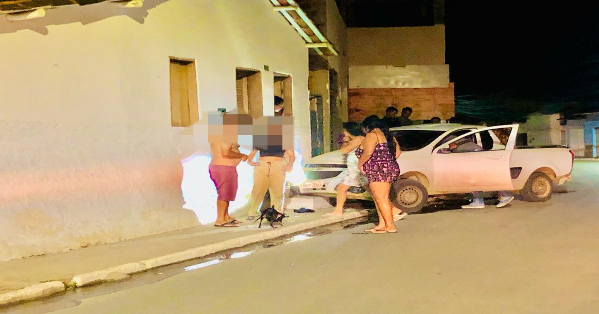Carro bate contra parede na Rua Antonio Orrico