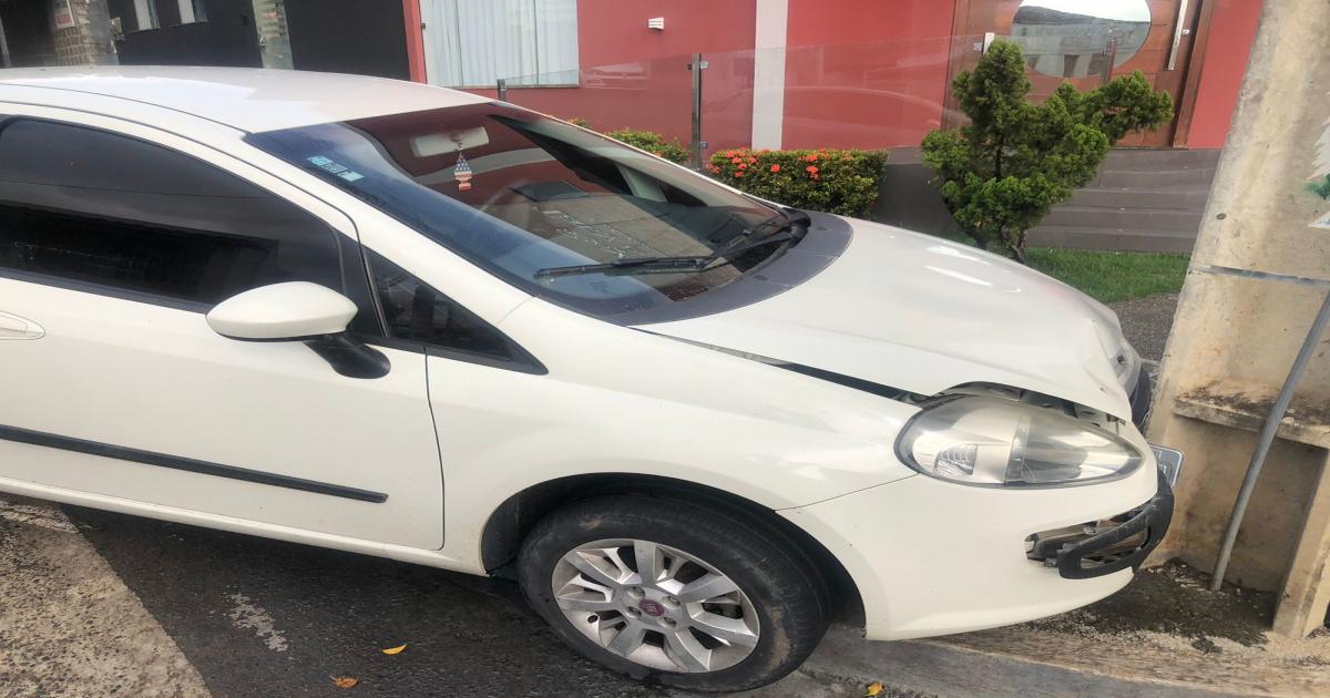 Acidente no cruzamento da Rua Nestor Ribeiro, carro ficou cravado no poste