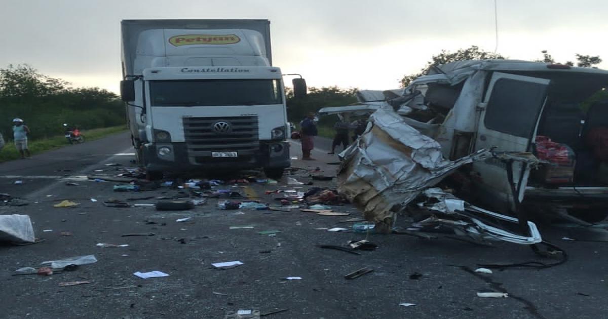 Caminhão da Petyan se envolve em acidente com van de passageiros na BR 116