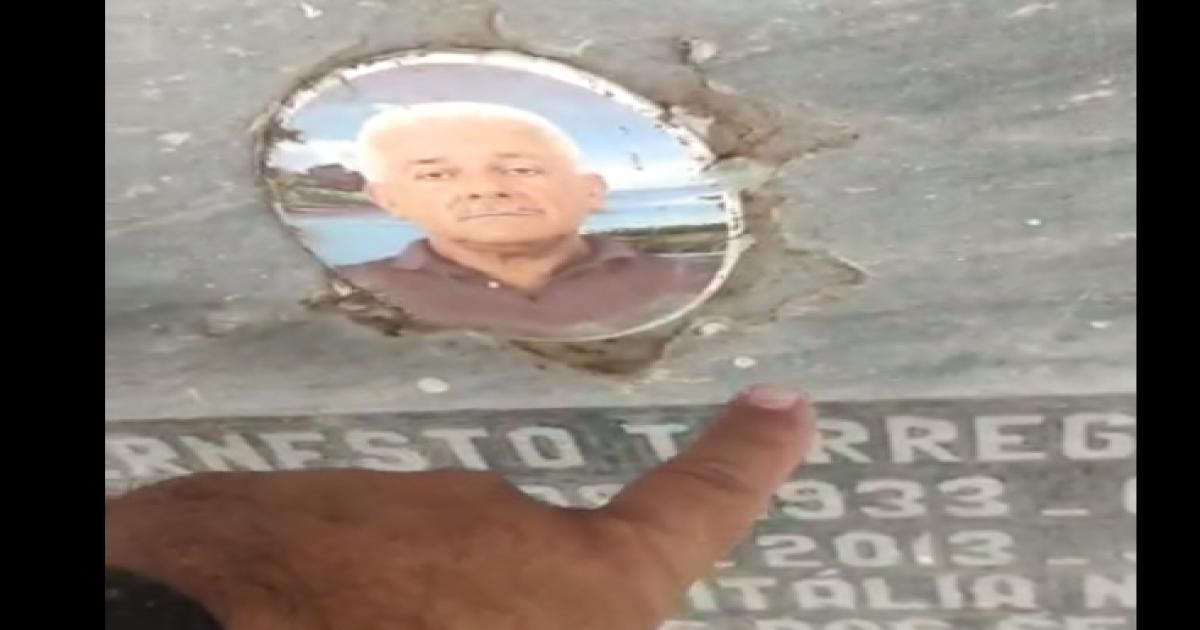 Vândalos estão arrancando molduras nos túmulos do Cemitério São João Batista
