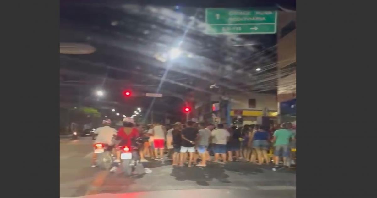 Perigo - frequentadores de bar estão invadindo a Avenida Rio Branco nos finais de semana