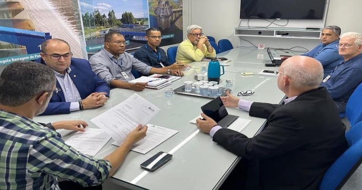 Hassan solicita à Embasa melhorias na oferta de água e saneamento para Jequié e região