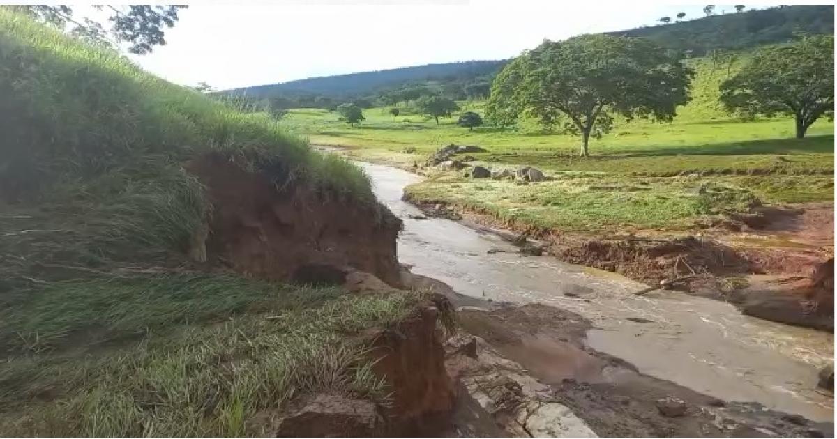 Itiruçu: barragem se rompe e deixa estrada que liga a Lafaiete Coutinho interditada