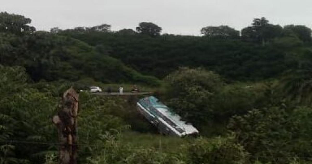 Bahia: Ônibus da Camurugipe cai em ribanceira e deixa feridos