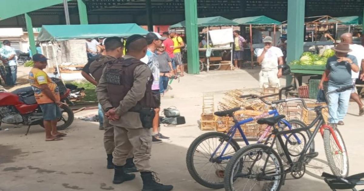 Ipiaú: Polícia Militar apreende gaiolas e coíbe comércio de aves na feira do Centro de Abastecimento