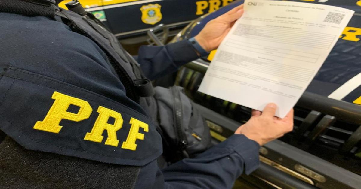 PRF prende foragido da justiça dentro de ônibus na BR 116