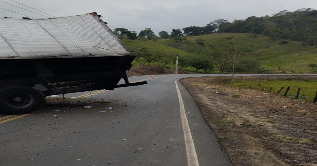 Caminha tomba na BA 120 e rodovia ficou interditada