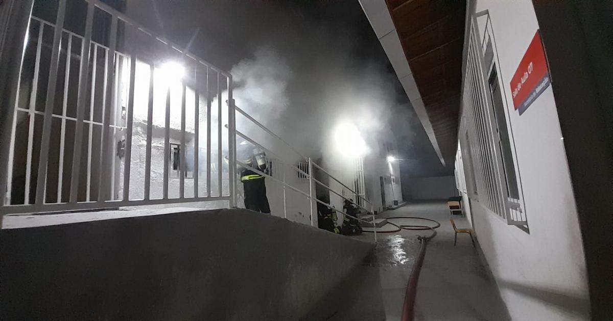 Jequié: Incêndio destruiu livros e móveis na Escola Municipal Franz Gedeon
