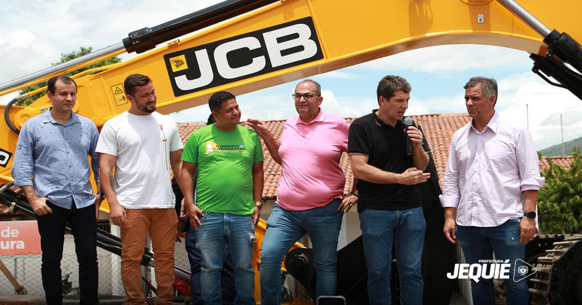 Prefeitura de Jequié amplia frota de máquinas pesadas com entrega de retroescavadeira e escavadeira hidráulica