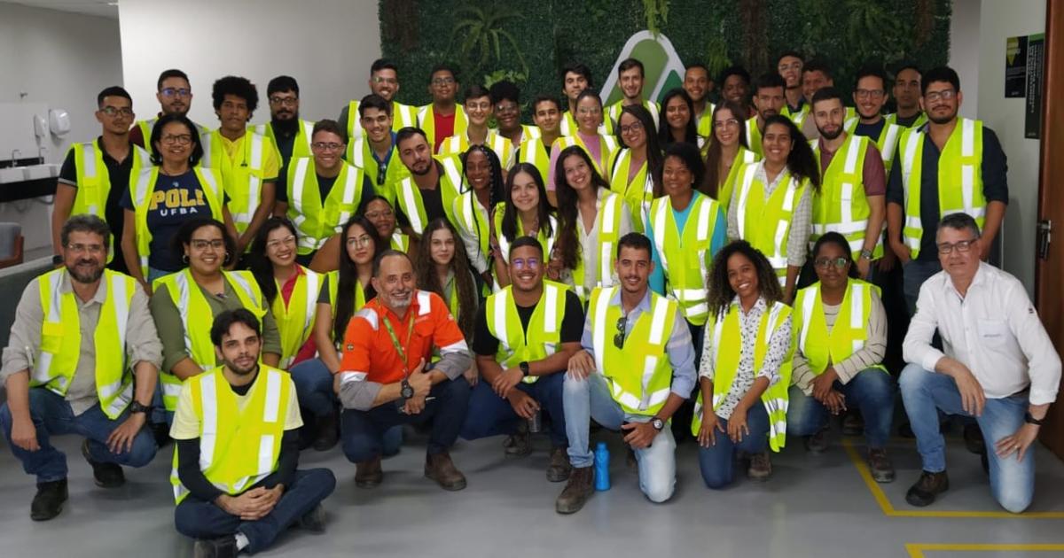 Estudantes de engenharia da UFBA visitam escritório da BAMIN Alunos também tiveram oportunidade de conhecer as obras da ferrovia