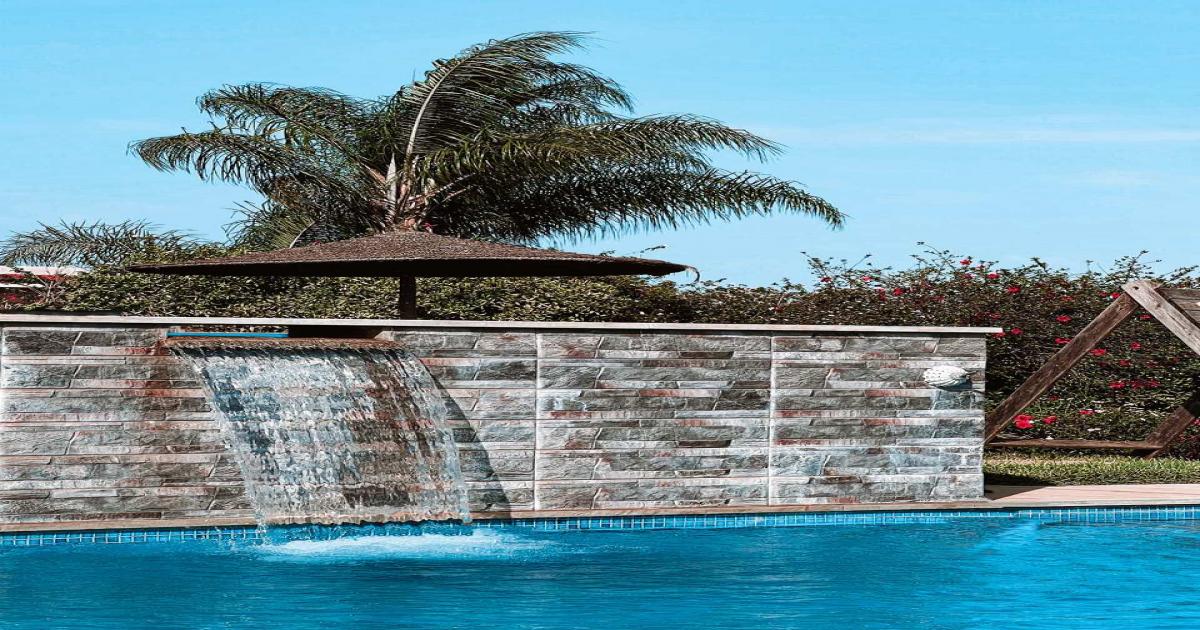 Cascata em piscina: importante aliado no combate ao calor da primavera e verão