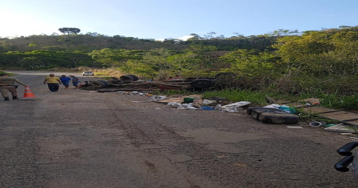 Caminhão que tombou na ladeira das 7 curvas era dirigido por um motorista sem habilitação