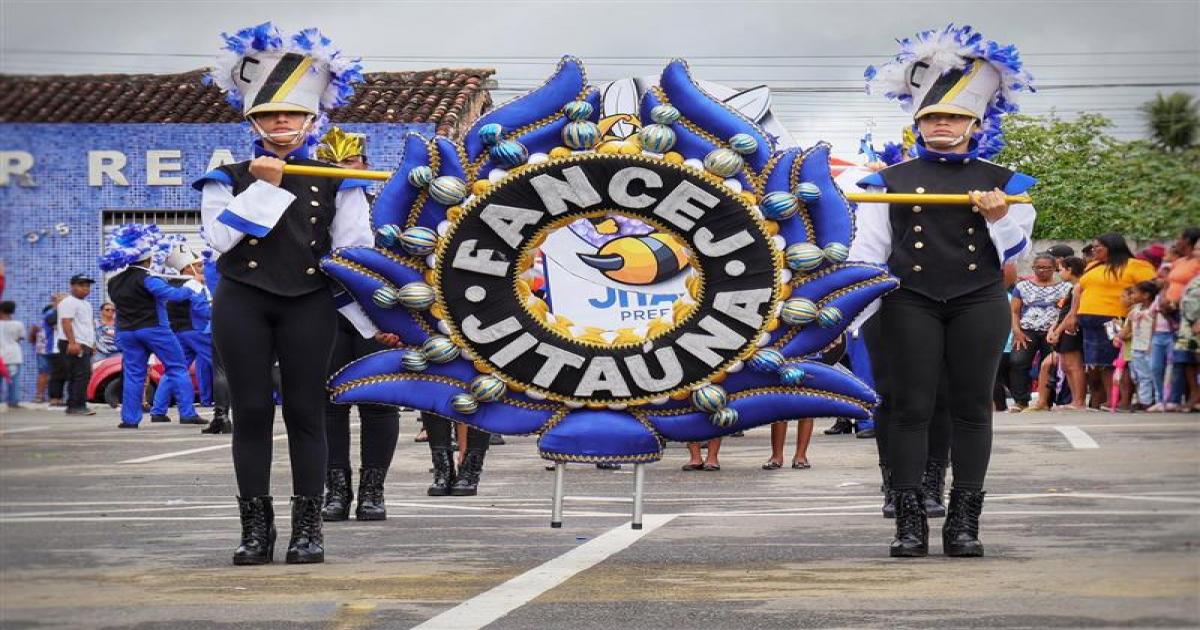 Desfile Cívico do 7 de setembro é realizado na Praça Urbano de Almeida em Jitaúna