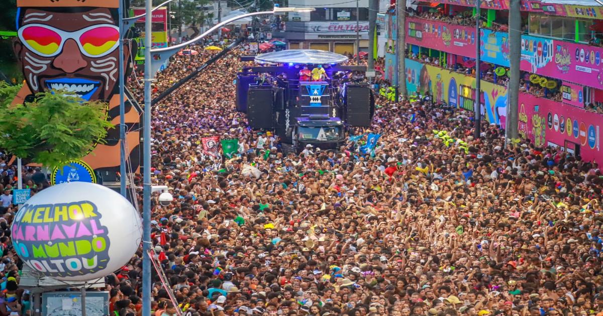 BaianaSystem arrasta foliões no Campo Grande neste 4º dia de Carnaval