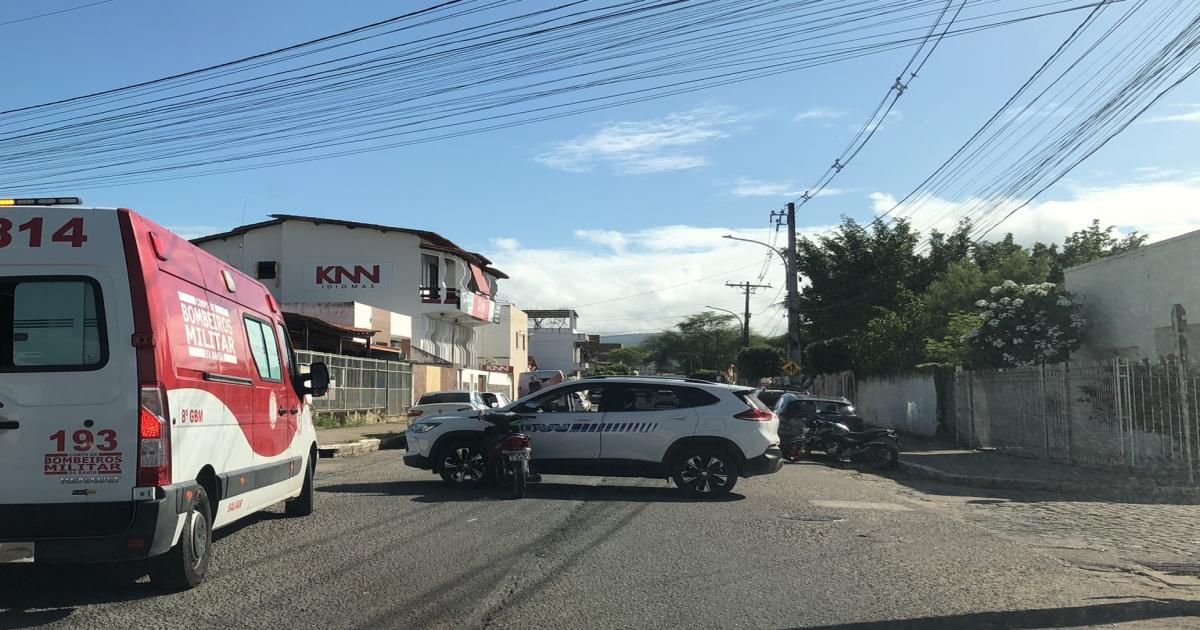 Moto ficou cravada na lateral do taxi em acidente na Rua 15 de Novembro