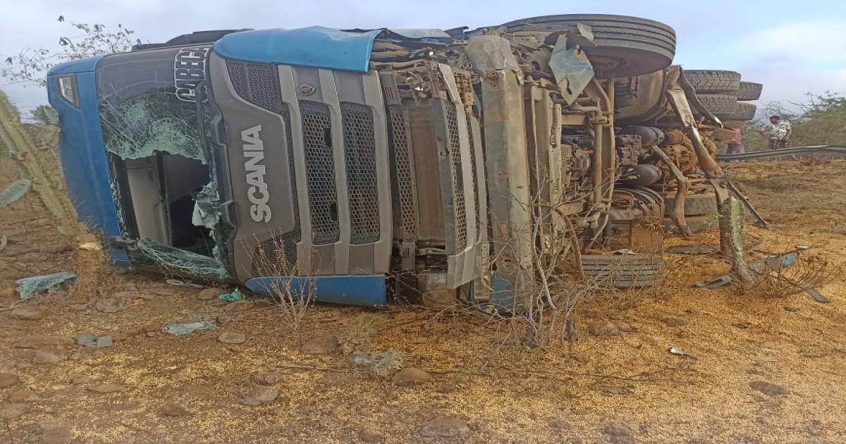 Carreta tomba e bandidos furtaram toda  carga na BA 026