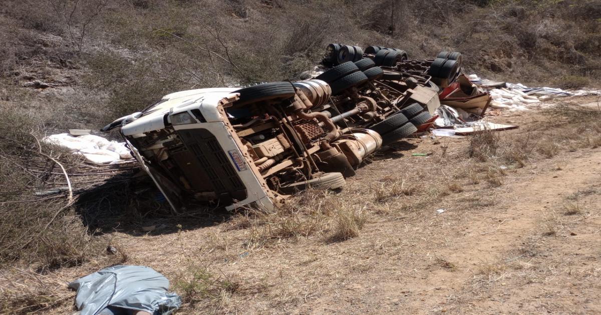 BR 330: carreta tomba, mata motorista e deixa passageiro ferido