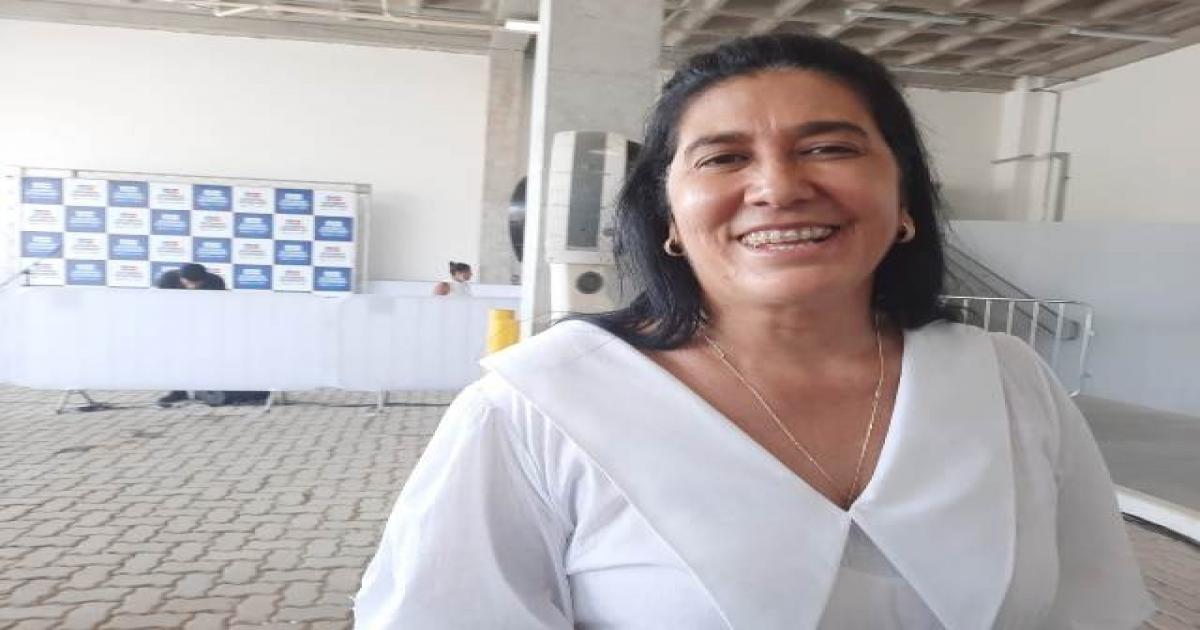 Ramon Fernandes homenageia diretora do HGPV, Ana Paula Camargo, com Comenda Dr. Cely de Freitas