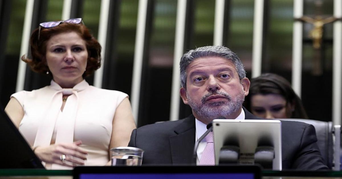 Lira lê requerimento e cria CPI do MST e outras 2 comissões na Câmara