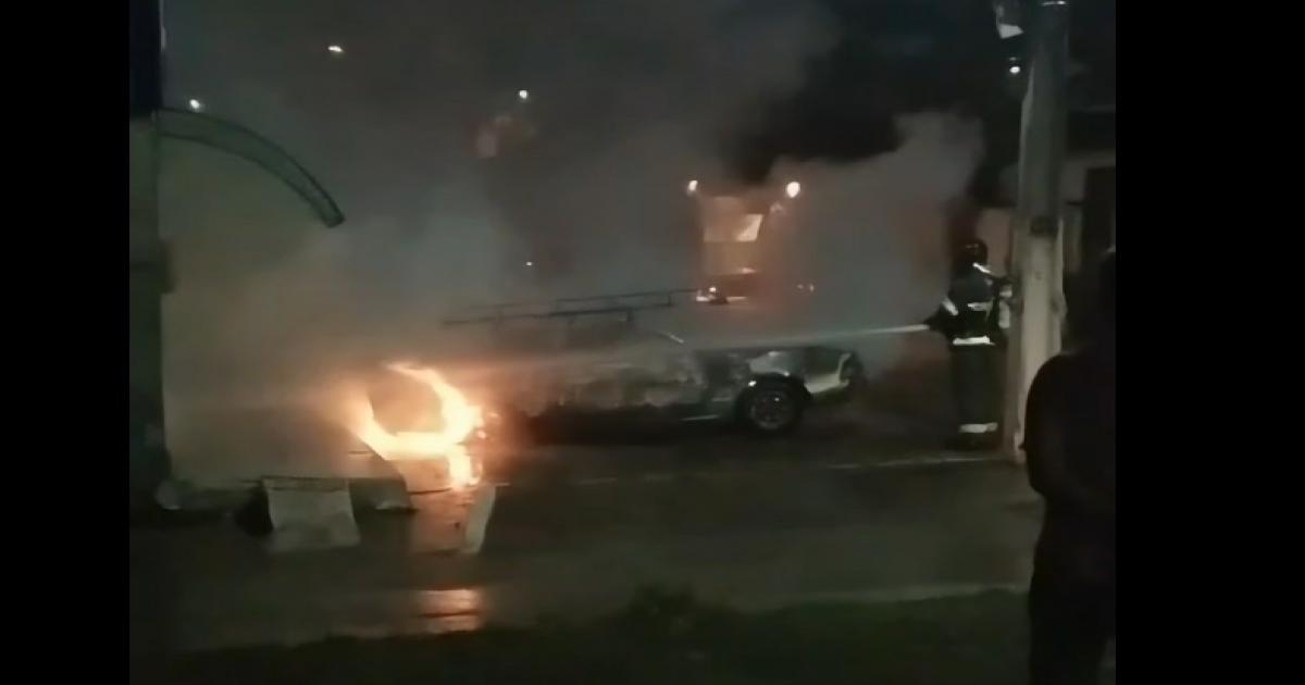 Carro incendiado no Parque das Algarobas