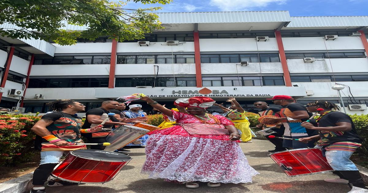 Cantora Ju Moraes doa sangue no lançamento da campanha de verão da Hemoba