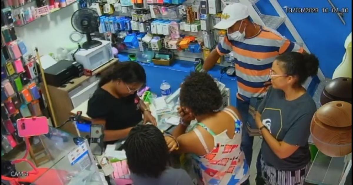 Dono de loja oferece recompensa para quem identificar o ladrão