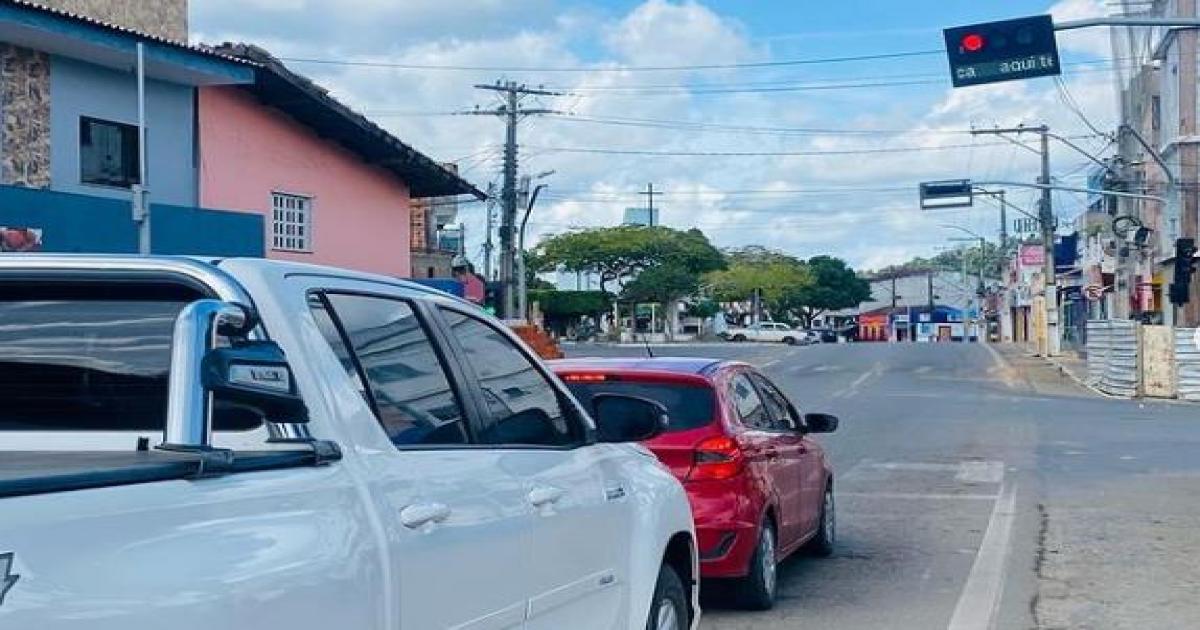 Prefeitura de Jitaúna instala semáforos e mudanças ocorrem no trânsito da cidade