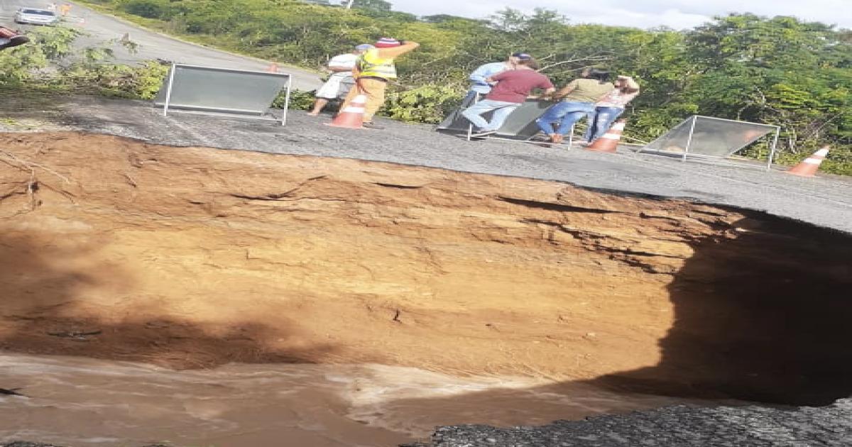 BA 026: açude transborda e deixa a rodovia totalmente interditada