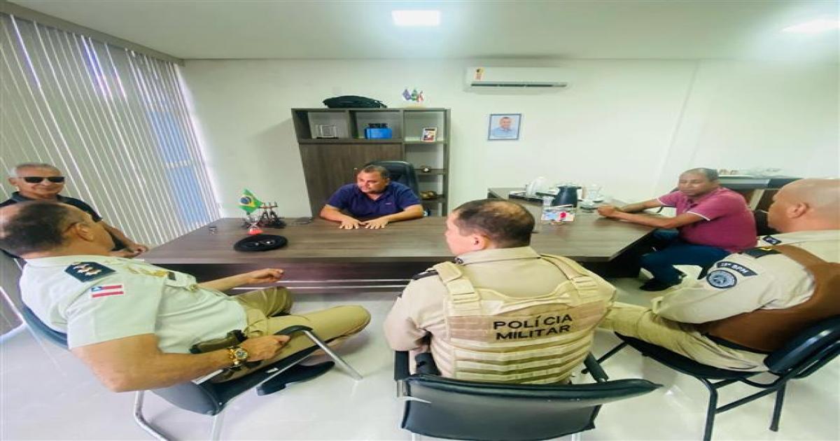 Prefeito Marcelo Pecorelli se reúne com forças de segurança em seu gabinete