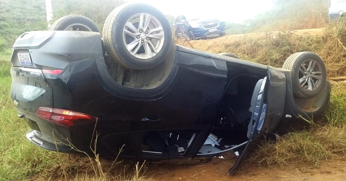 Homem rouba carro em Itatim, perde o controle da direção e capota em Brejões