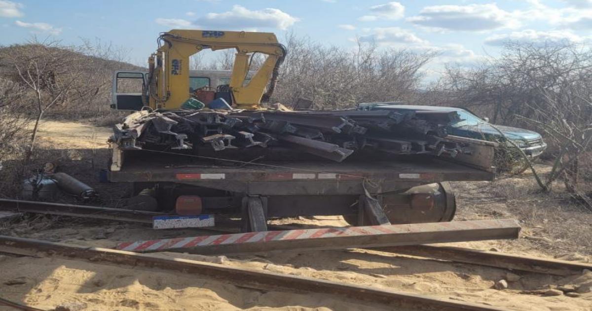 PRF flagra furto de trilhos de linha férrea em Jaguarari