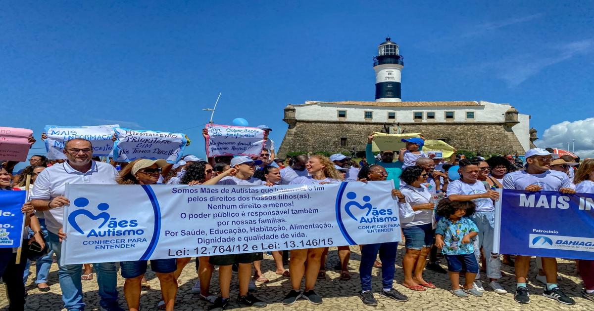 Deputado Hassan participa de caminhada pela conscientização do Autismo e anuncia audiência pública