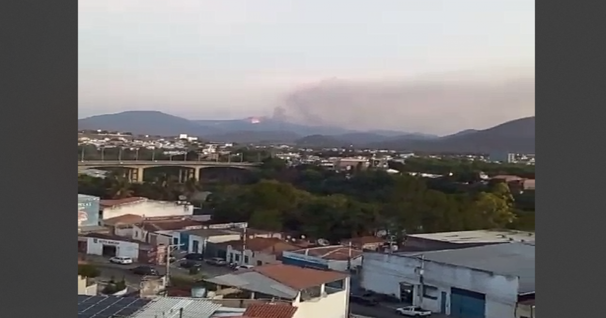 Incêndio criminoso atingiu as montanhas de Jequié, fazendeiros e Bombeiros estão tentando apagar o fogo