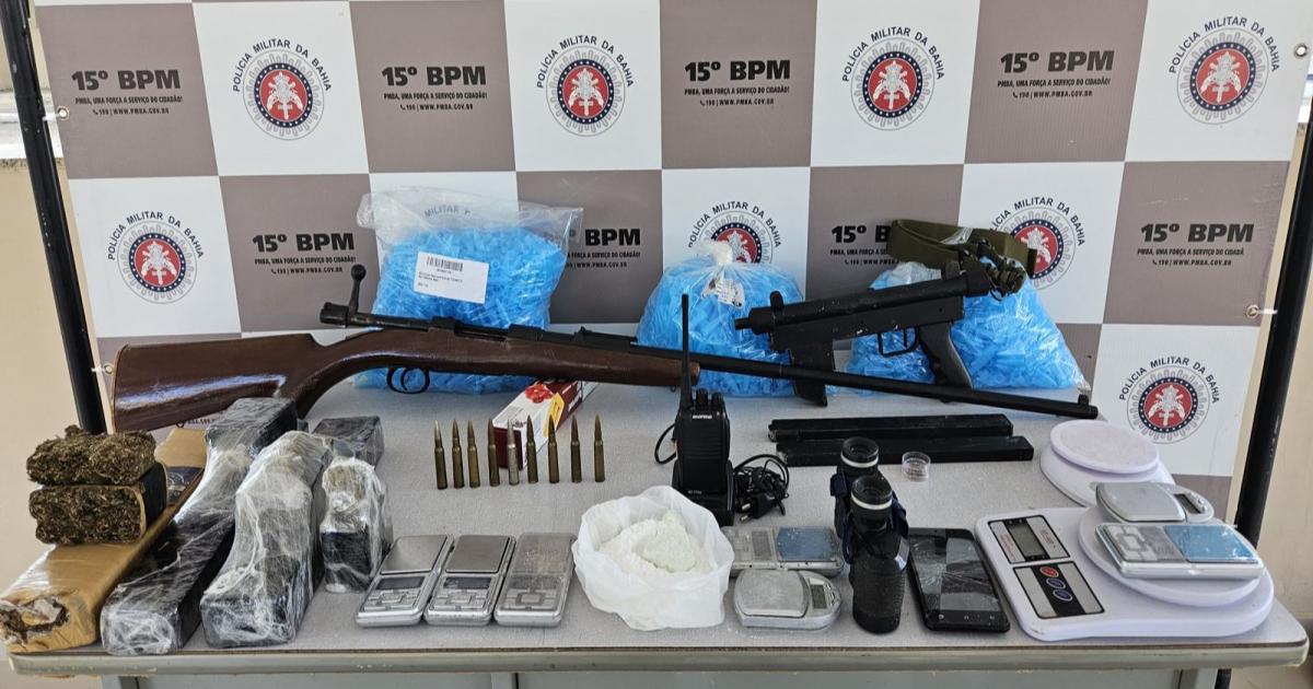 Fuzil, submetralhadora, munições e drogas são encontrados pelo 15º BPM